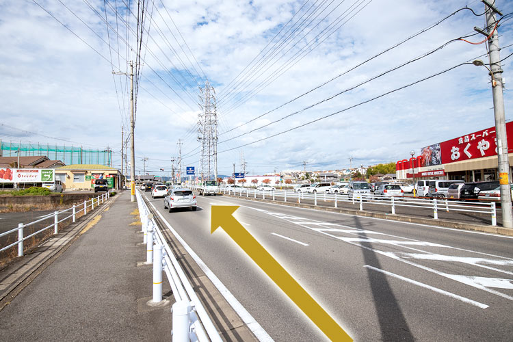 ①町道下牧高田線を北に進むと上牧交差点に出ます