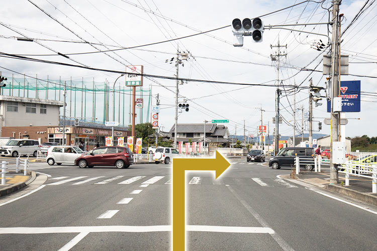 ②上牧交差点を右折します