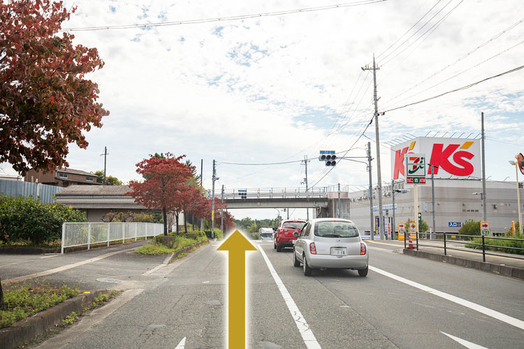 ①ケーズデンキが右手に見えたら直進し道なりに進みます