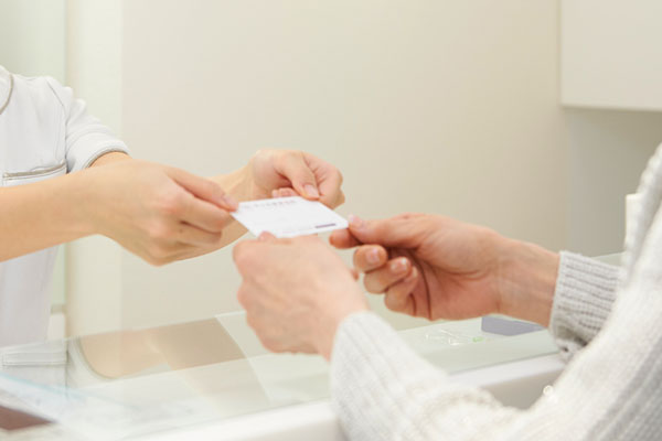 受付をしているイメージ画像